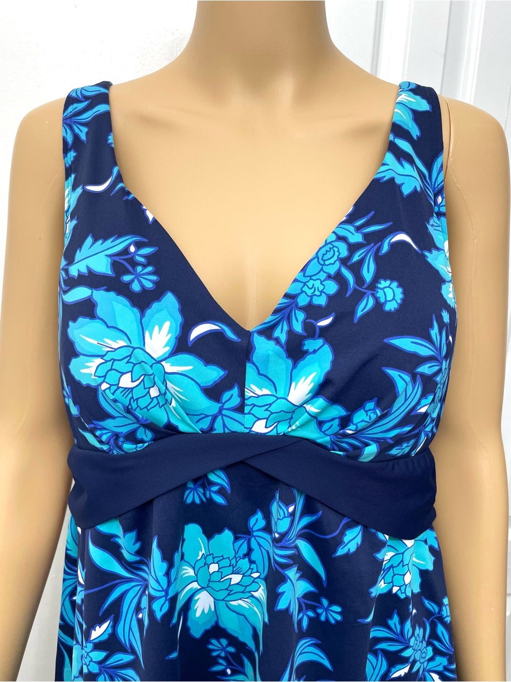 Lands' End Deep Sea Floral Tankini Swimsuit Top built-in-bra 12 Large - Picture 4 of 12
